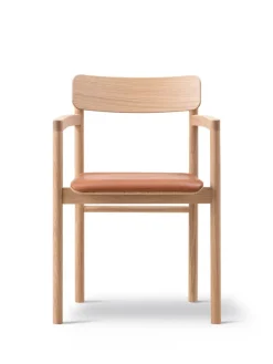 Post Spisebordsstol lys olieret eg, sædepolstret max 95 cognac læder fra Fredericia Furniture