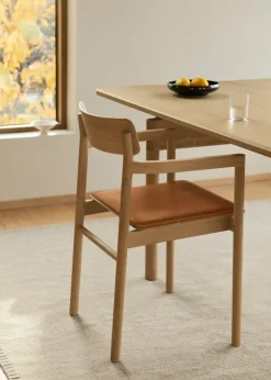 Post Spisebordsstol lys olieret eg, sædepolstret max 95 cognac læder fra Fredericia Furniture