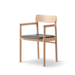 Post Spisebordsstol lys olieret eg, sædepolstret max 98 sort læder fra Fredericia Furniture