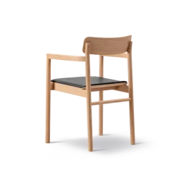 Post Spisebordsstol lys olieret eg, sædepolstret max 98 sort læder fra Fredericia Furniture