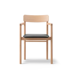 Post Spisebordsstol lys olieret eg, sædepolstret max 98 sort læder fra Fredericia Furniture