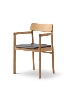 Post Spisebordsstol olieret eg, sædepolstret omni 301 sort læder fra Fredericia Furniture