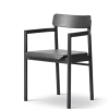 Post Spisebordsstol sortlakeret eg, sædepolstret omni 301 sort læder fra Fredericia Furniture