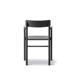 Post Spisebordsstol sortlakeret eg, sædepolstret omni 301 sort læder fra Fredericia Furniture