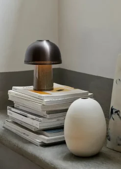 Raku SH8 portable bordlampe fra &Tradition