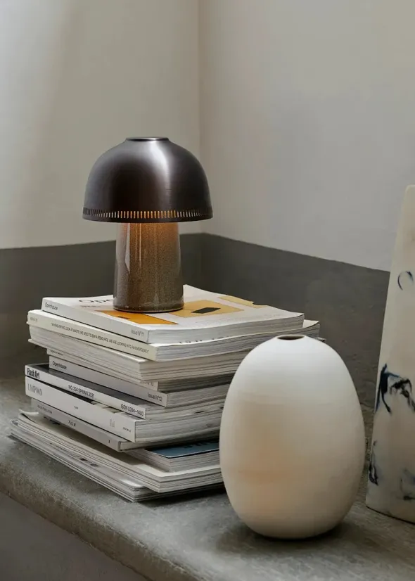 Raku SH8 portable bordlampe fra &Tradition