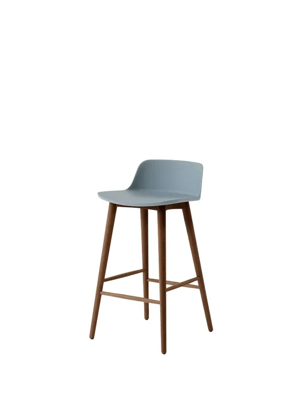 Rely HW118 counter stool, walnut fra &Tradition