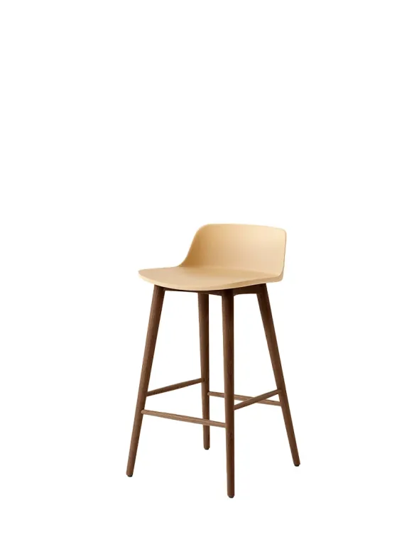 Rely HW118 counter stool, walnut fra &Tradition