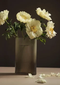Ridge Vase, taupe frosted glass fra Muuto