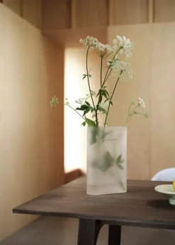 Ridge Vase, white frosted glass fra Muuto