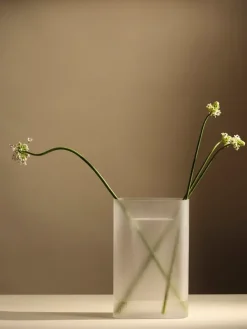 Ridge Vase, white frosted glass fra Muuto