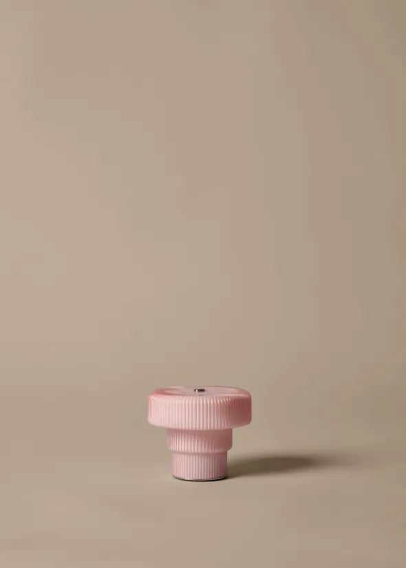 Ripple Portable Lamp Pale Rose fra Ferm Living