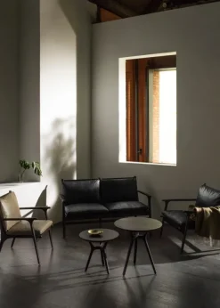 Rén loungesofa i valnød med sort læder fra Stellar Works