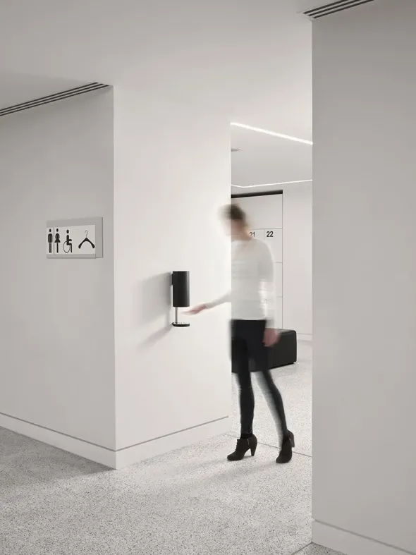 Sensorstyret håndsprit- og sæbedispenser, vægmonteret i sort fra VOLA
