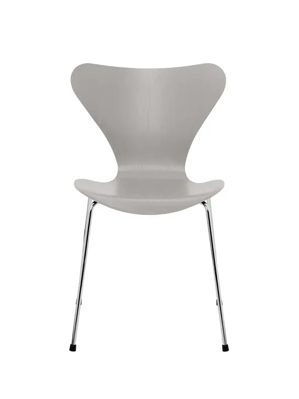 3107 Serie 7 stol i farvet ask af Arne Jacobsen