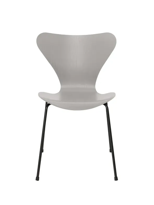 3107 Serie 7 stol i farvet ask af Arne Jacobsen