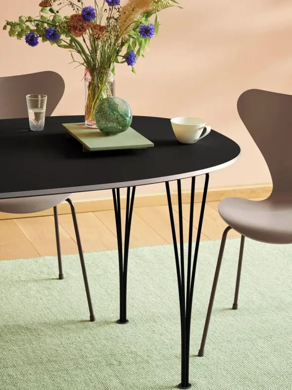 3107 Serie 7 stol i farvet ask af Arne Jacobsen
