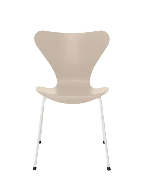 3107 Serie 7 stol i farvet ask af Arne Jacobsen