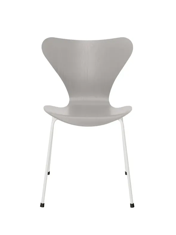 3107 Serie 7 stol i farvet ask af Arne Jacobsen