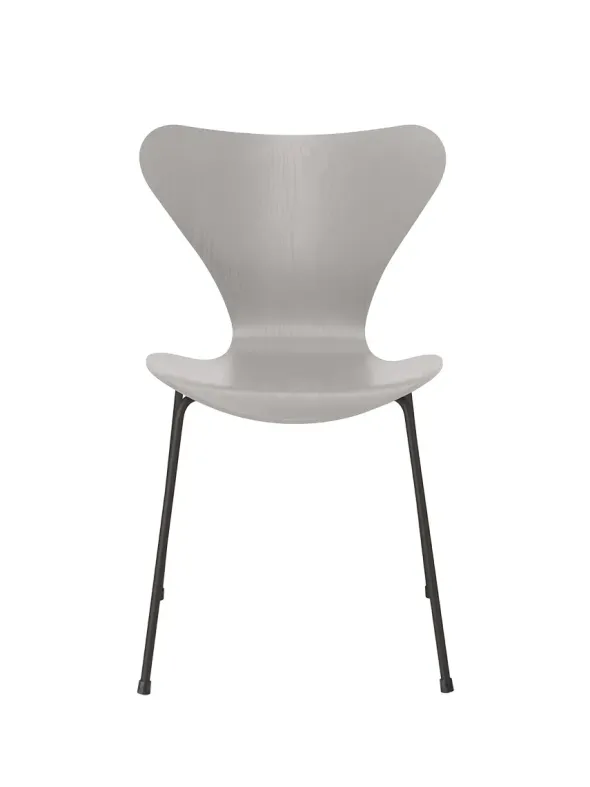 3107 Serie 7 stol i farvet ask af Arne Jacobsen