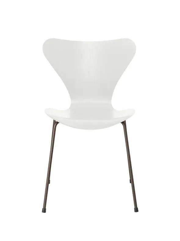 3107 Serie 7 stol i farvet ask af Arne Jacobsen