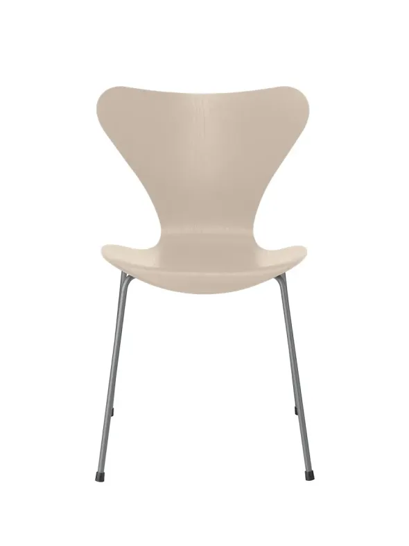 3107 Serie 7 stol i farvet ask af Arne Jacobsen