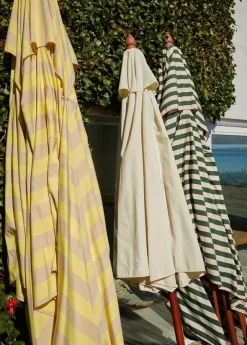 Skagerak Messina Parasol Ø300, Light Apricot/Dark Green Stripes fra Fritz Hansen