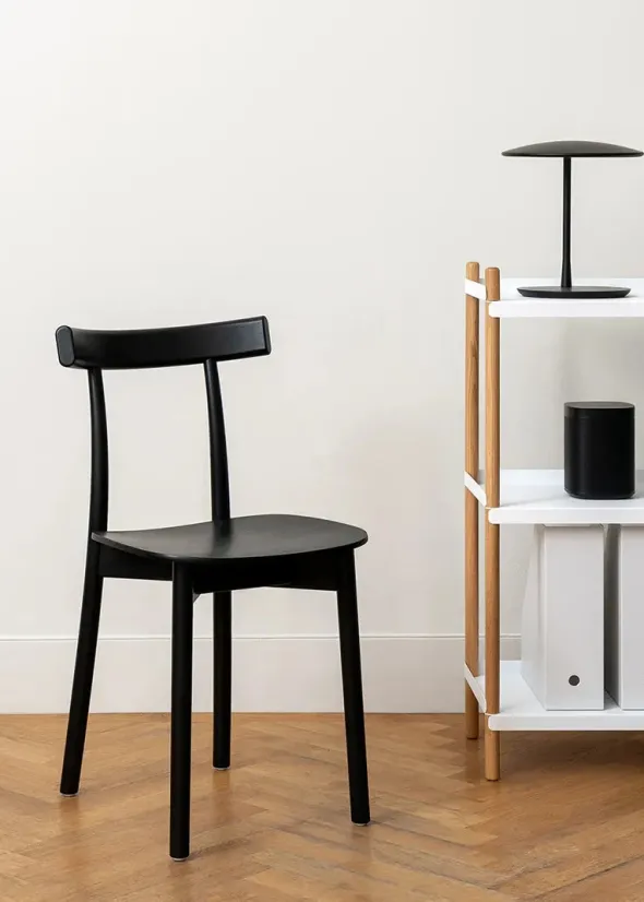 Skinny wooden chair, ash/black fra Nine