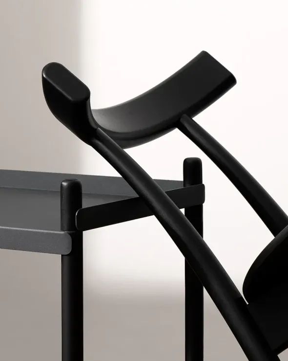 Skinny wooden chair, ash/black fra Nine