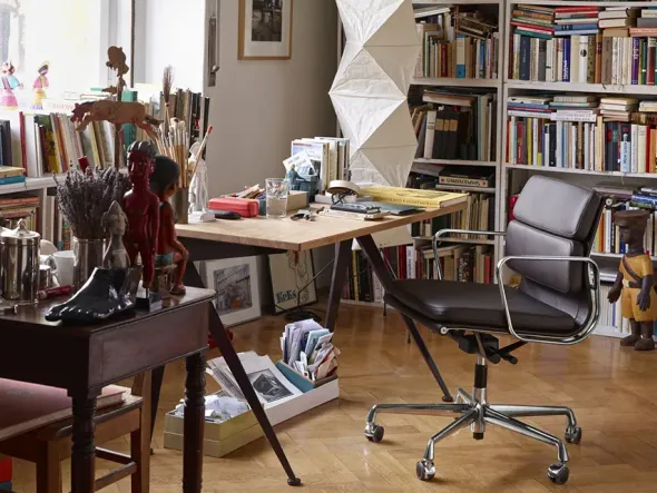Soft Pad Chair EA 217 Kontorstol, sort læder/krom stel fra Vitra