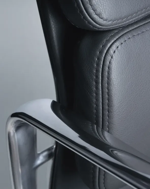 Soft Pad Chair EA 217 Kontorstol, sort læder/krom stel fra Vitra