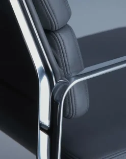 Soft Pad Chair EA 217 Kontorstol, sort læder/krom stel fra Vitra