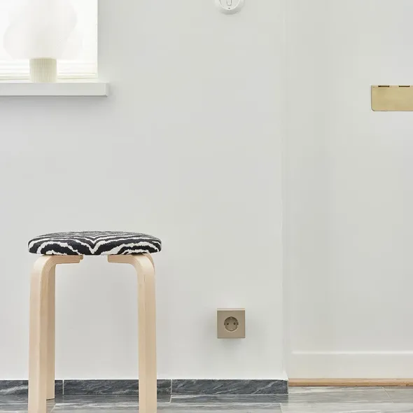 Square 2 Stikdåse med USB, beige fra Avolt