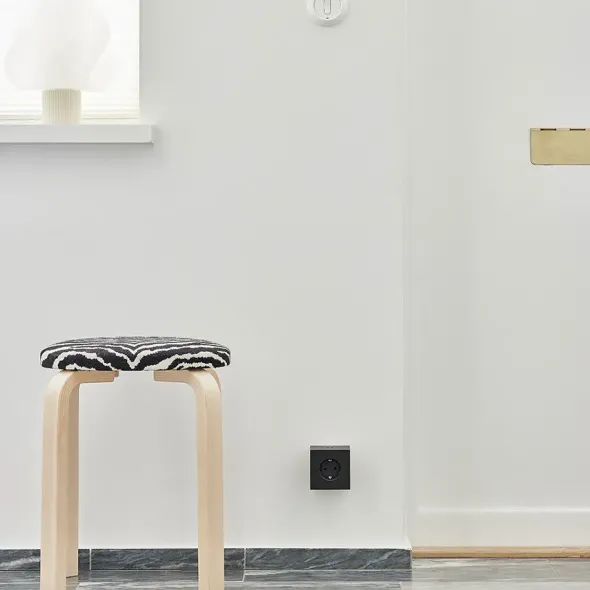 Square 2 Stikdåse med USB, sort fra Avolt