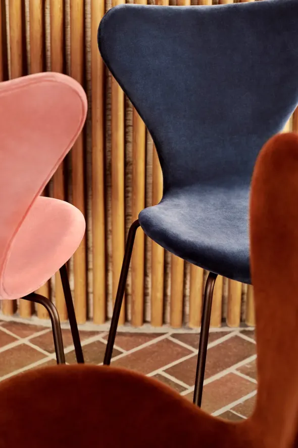 3107 Stol, fuldpolstret velour af Arne Jacobsen
