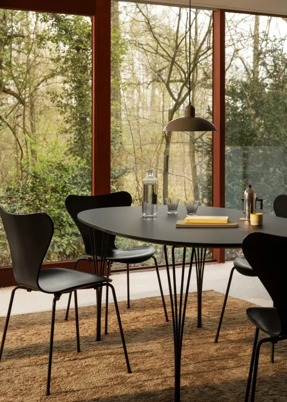 3107 stol i sort ask af Arne Jacobsen