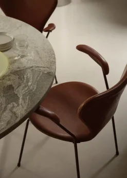 3207 stol m/armlæn, fuldpolstret Soft læder cognac/krom stel af Arne Jacobsen