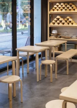 Stool E60, honey stained birk fra Artek
