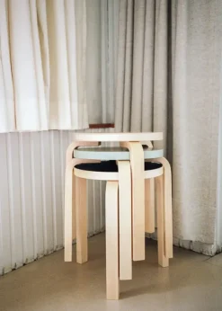 Stool E60, lakeret birk fra Artek
