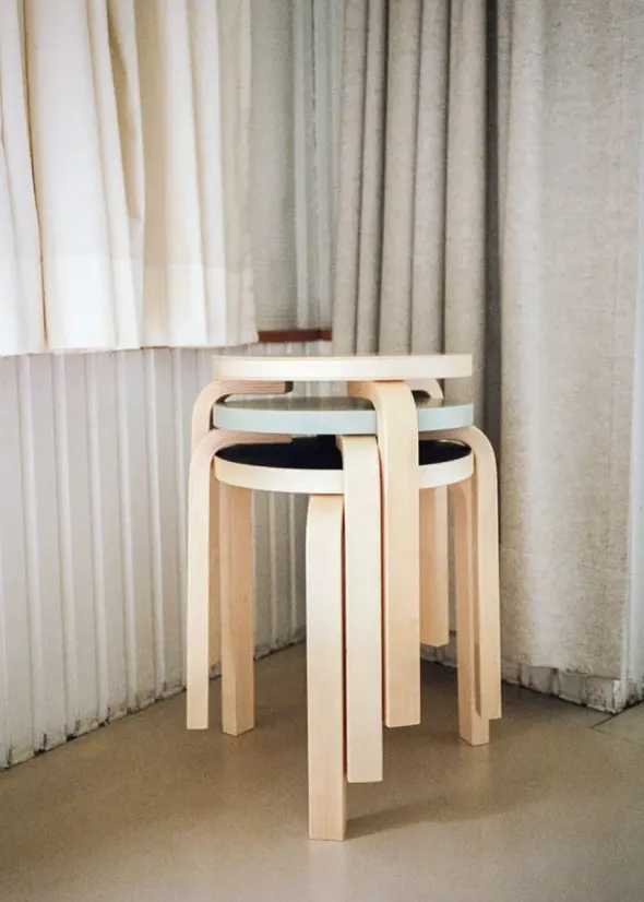 Stool 60, lakeret birk fra Artek