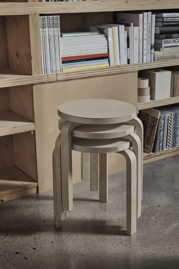 Stool 60, lakeret birk fra Artek