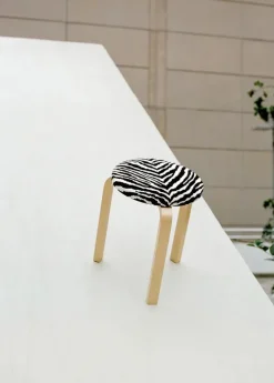 Stool 60, zebra fabric fra Artek