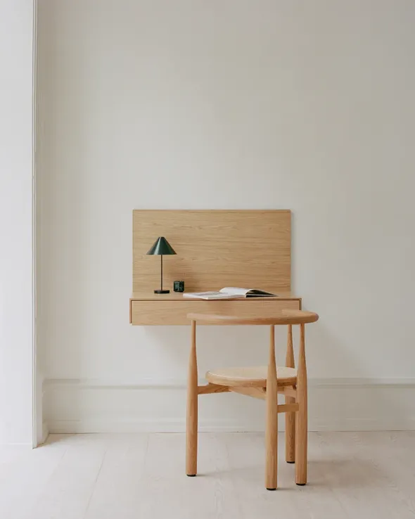 Tana Wall Mounted Desk, oak fra New Works