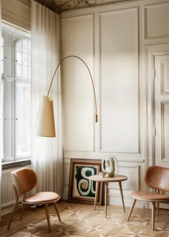 The Lounge Chair, mat lakeret eg med naturfarvet læder fra Mater