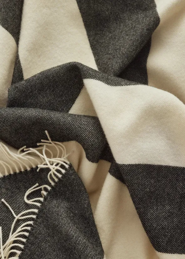 The Sweater Plaid, black fra Silkeborg Uldspinderi