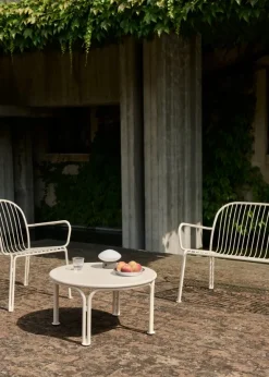 Thorvald loungesæt i Ivory med 1 loungebord og 2 stole inkl. hynder fra &Tradition