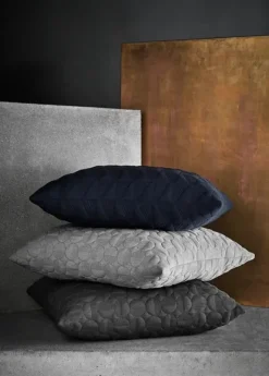 Trapez Pude 50x50 i midnight blue af Arne Jacobsen