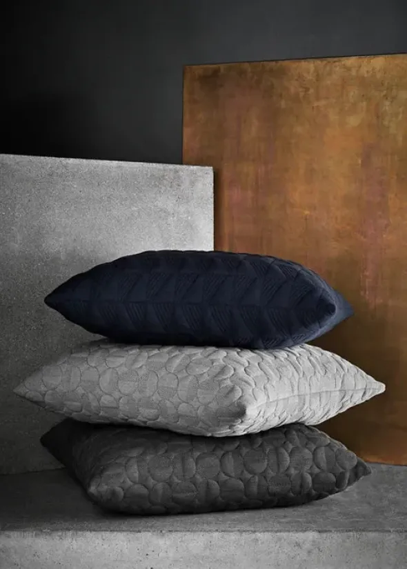 Trapez Pude 60x40 i midnight blue af Arne Jacobsen