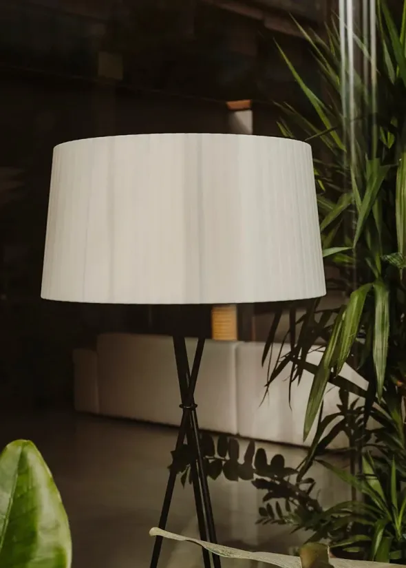 Tripode Gulvlampe fra Santa and Cole, natural (G5)