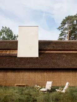 Udendørs loungesæt i teak med 1 BM5868 sidebord og 2 BM5568 Dækstole inkl. hynder fra Carl Hansen & Søn